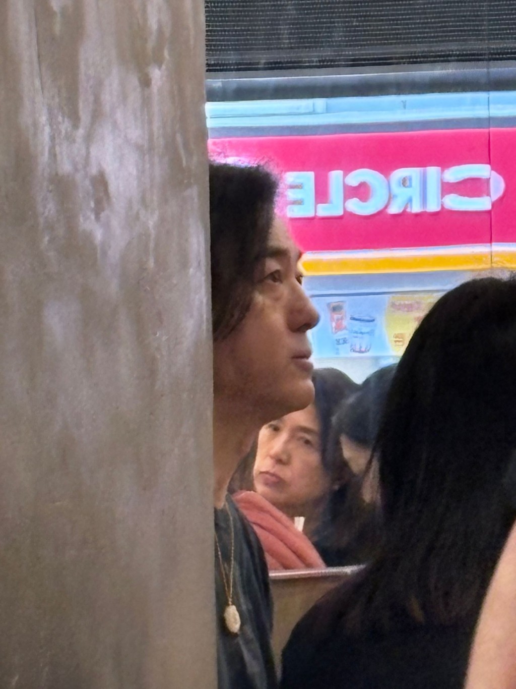 鄭伊健近日在麵店被網民捕獲，即將「登六」的他，外貌被指只像40歲出頭。
