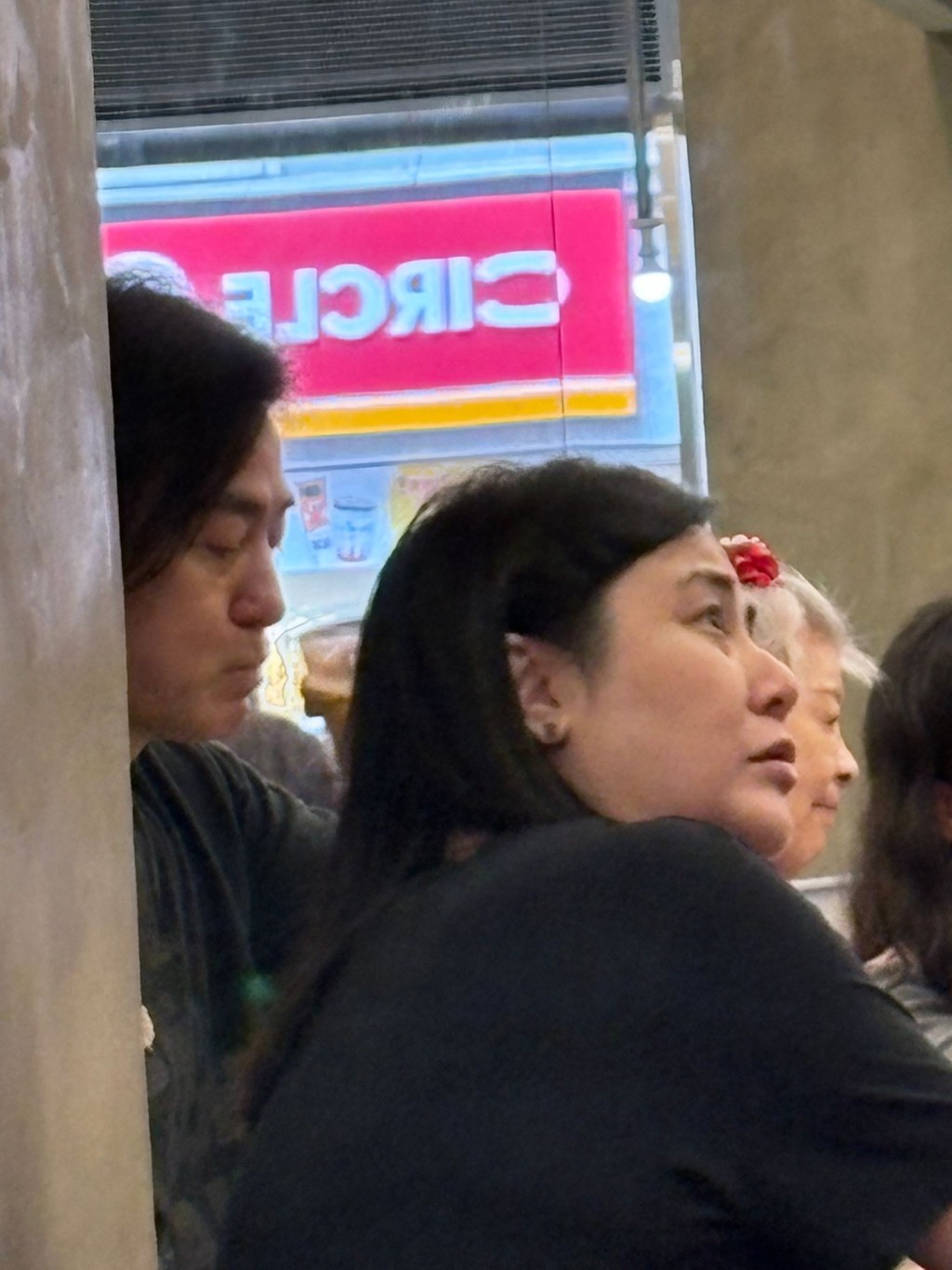 在鄭伊健身旁的蒙嘉慧身形被指發福，甚至出現雙下巴，引起網民討論。