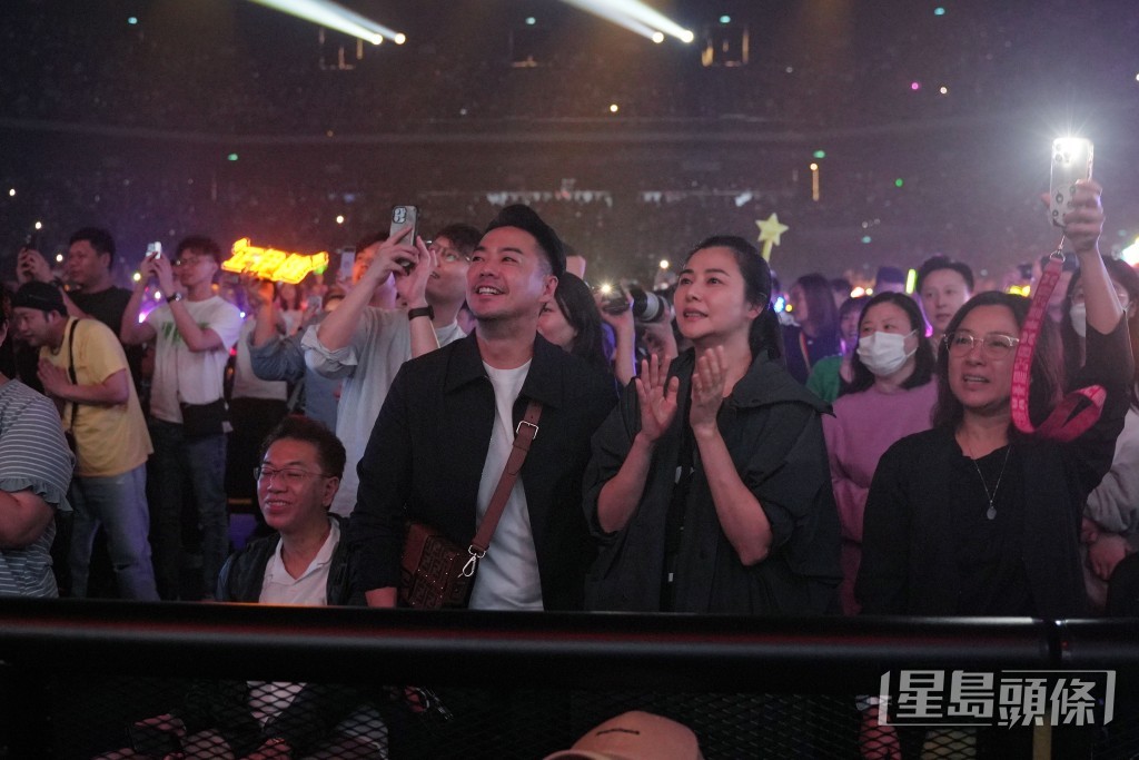 鄭伊健早前舉行演唱會時，蒙嘉慧專程返港支持丈夫。