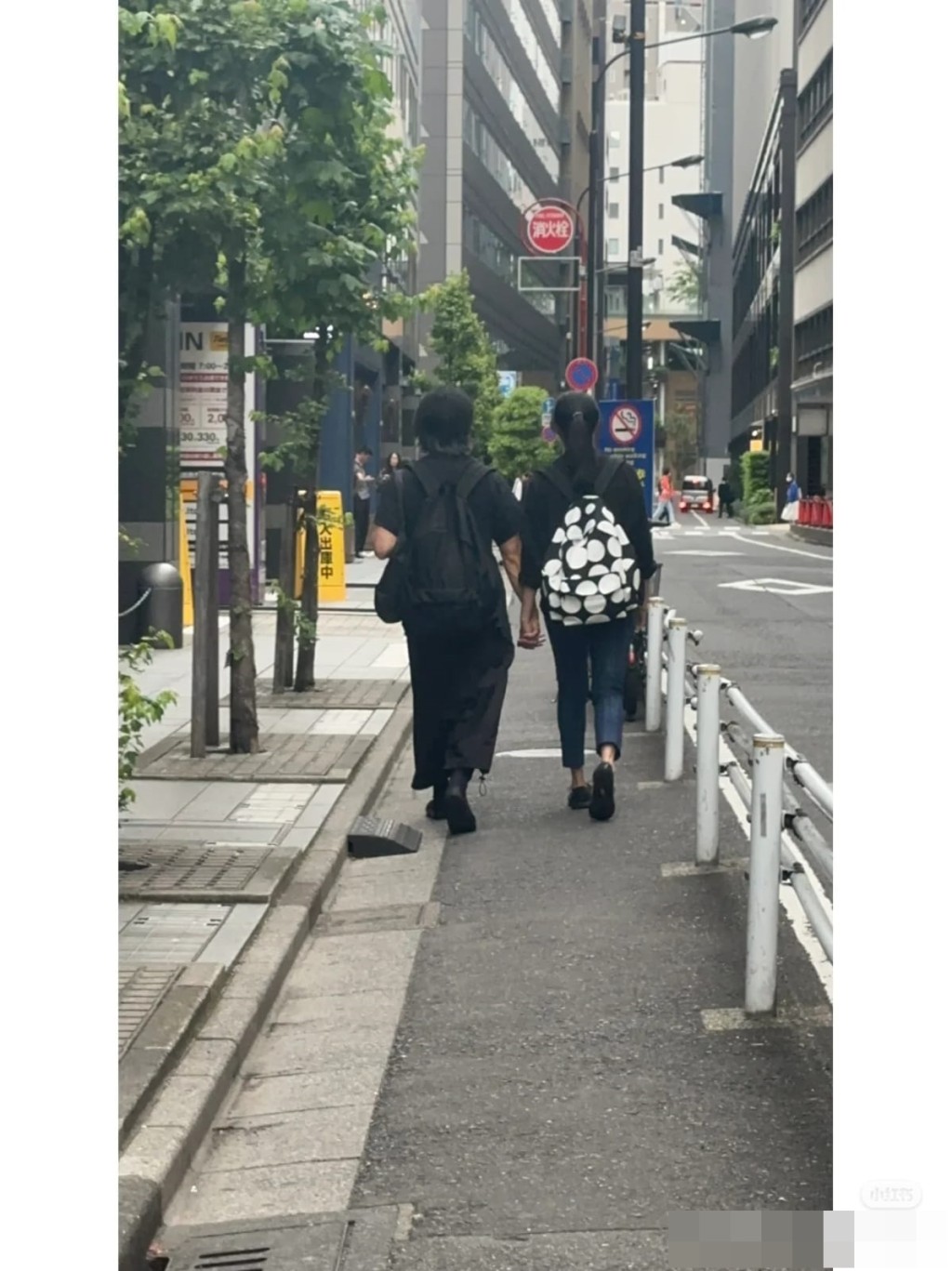 鄭伊健與蒙嘉慧外出時不忘手牽著手，表現十分甜蜜。