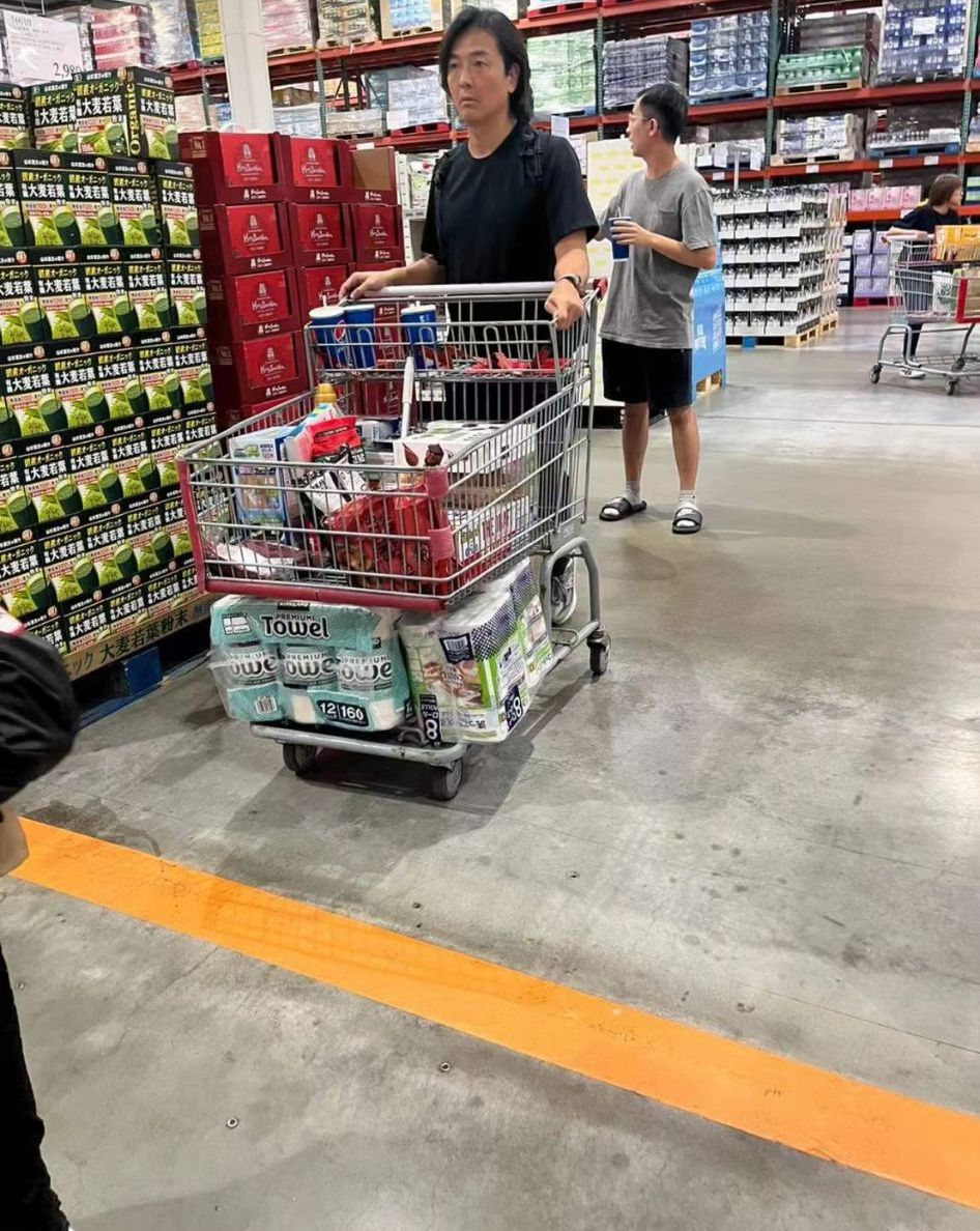 鄭伊健在日本福岡超市掃貨，手推車內竟放有三杯可樂。