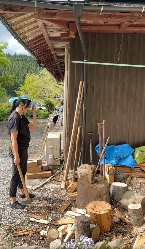 蒙嘉慧在社交媒體分享她在日本的劈柴生活。