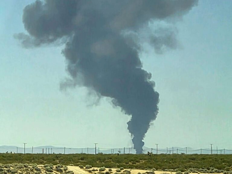 美軍B-52轟炸機在加州基地墜毀 8人罹難