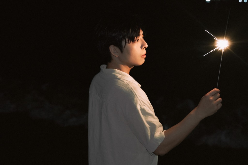 Edan坦言,歌曲講述兩個深深相愛的人,卻因各種現實因素而不得不分開。