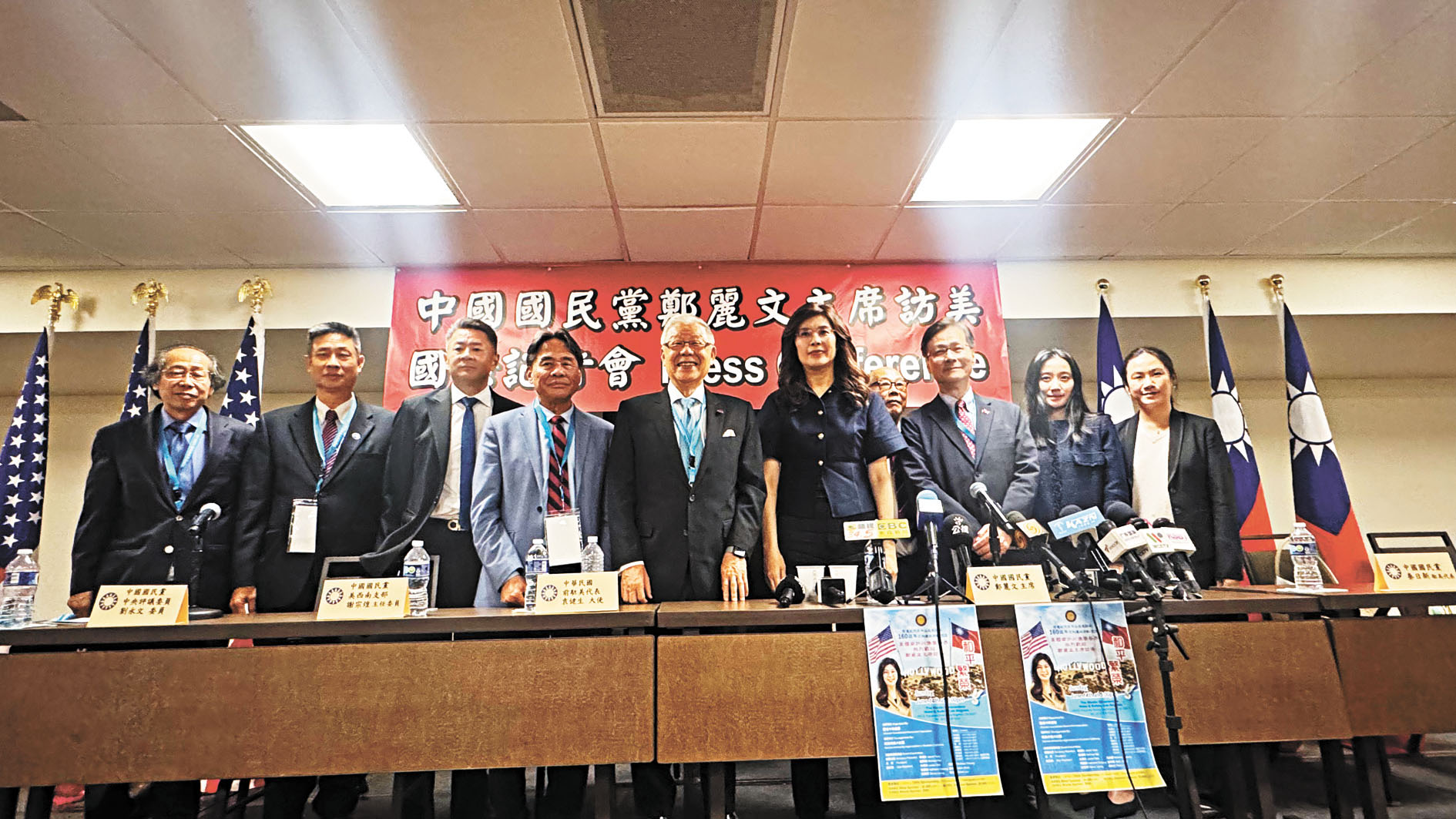 左起:張自豪、聶澤英、劉永文、謝宗煌、袁健生、鄭麗文、秦日新、董佳瑜及吳亮儀出席記者會。記者陸新攝