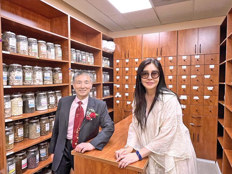 矽谷「灸覺醫學養生中心」共同創辦人王祖賢與楊磊。記者王蔚攝