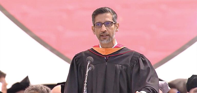 谷歌執行長皮查伊（Sundar Pichai）在史丹福大學畢業典禮上演講。KTVU電視畫面