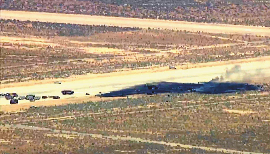 一架空軍B-52轟炸機15日墜毀加州愛德華茲空軍基地後,冒出陣陣濃煙。美聯社