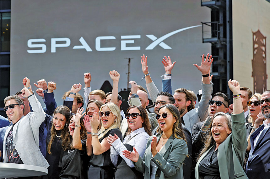 SpaceX公司領導階層成員和嘉賓在紐約納斯達克市場中心陽台上慶祝SpaceX成功IPO。路透社