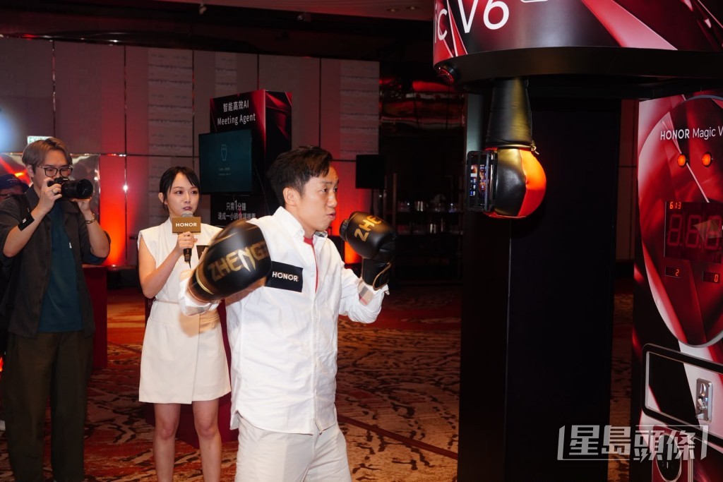 曹星如於發布會上以重拳測試手機耐用程度。
