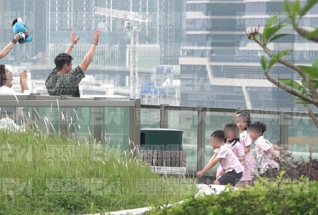 羅子溢即使連日開工,依然特意抽空欣賞女兒拍攝畢業照。(《東周刊》提供照片)