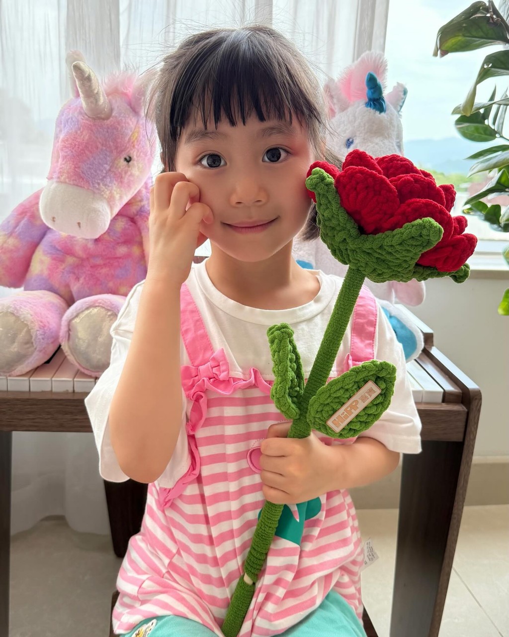 楊茜堯的女兒越大越漂亮,天生是個小美人。