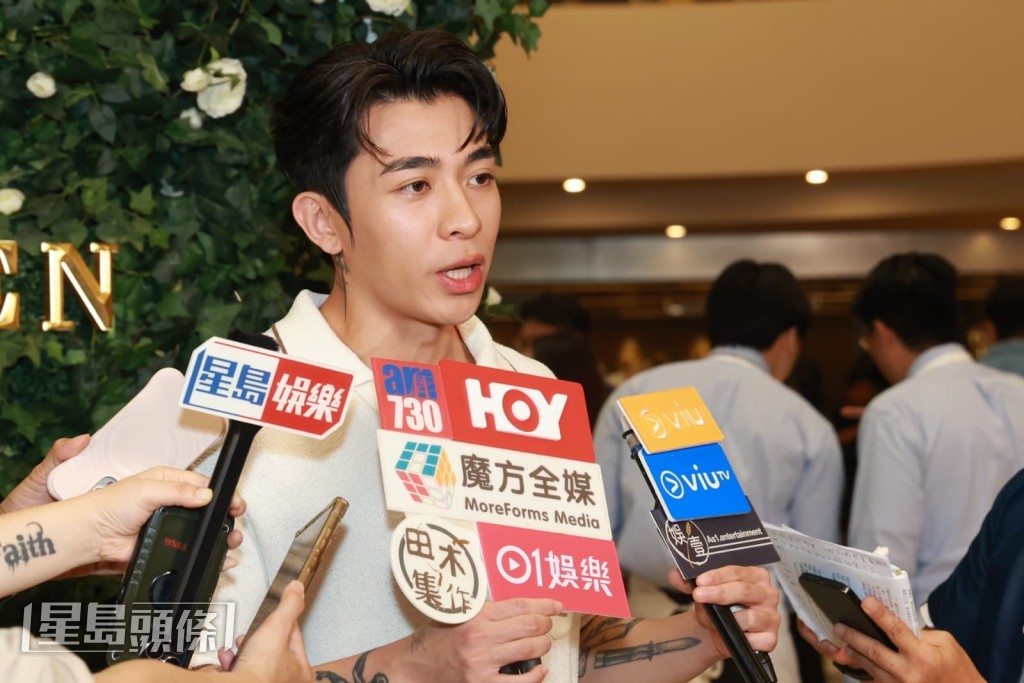 提及參演《九龍城寨之終章》,他笑稱首次後悔紋身,因每次開拍前需花兩小時遮掩。