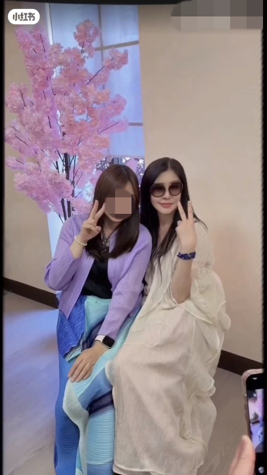 王祖賢與特地前來的粉絲合照留念。