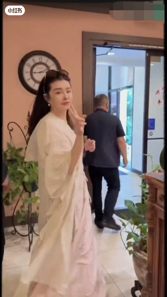 新店開張當天,王祖賢身穿一襲輕紗裙亮相,仙氣十足。