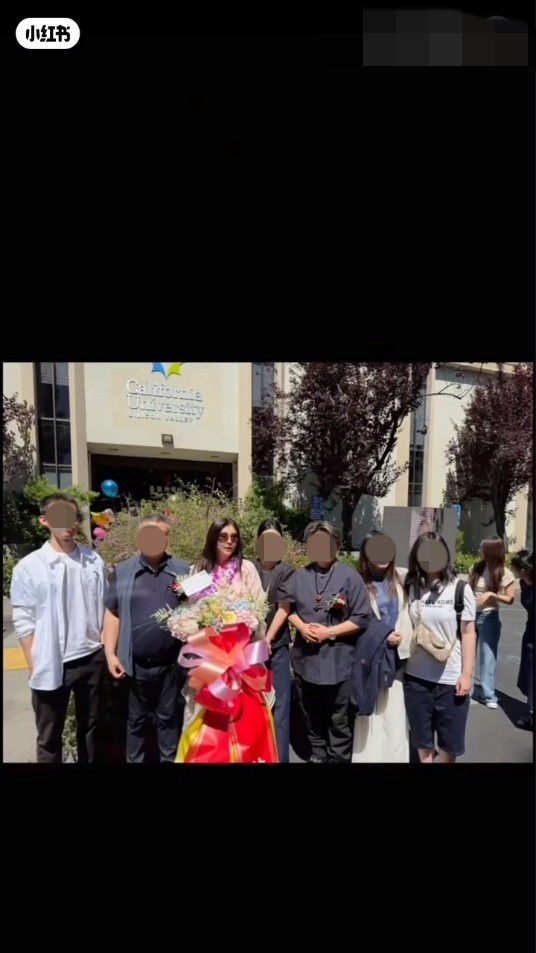 王祖賢近日在美國的分店新張,她親自到場打點一切。