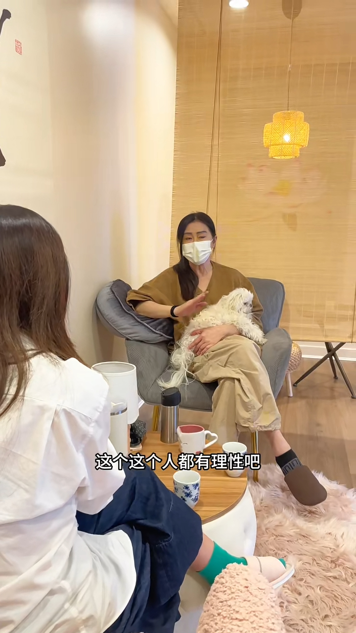 王祖賢與到店的客人閒話家常。