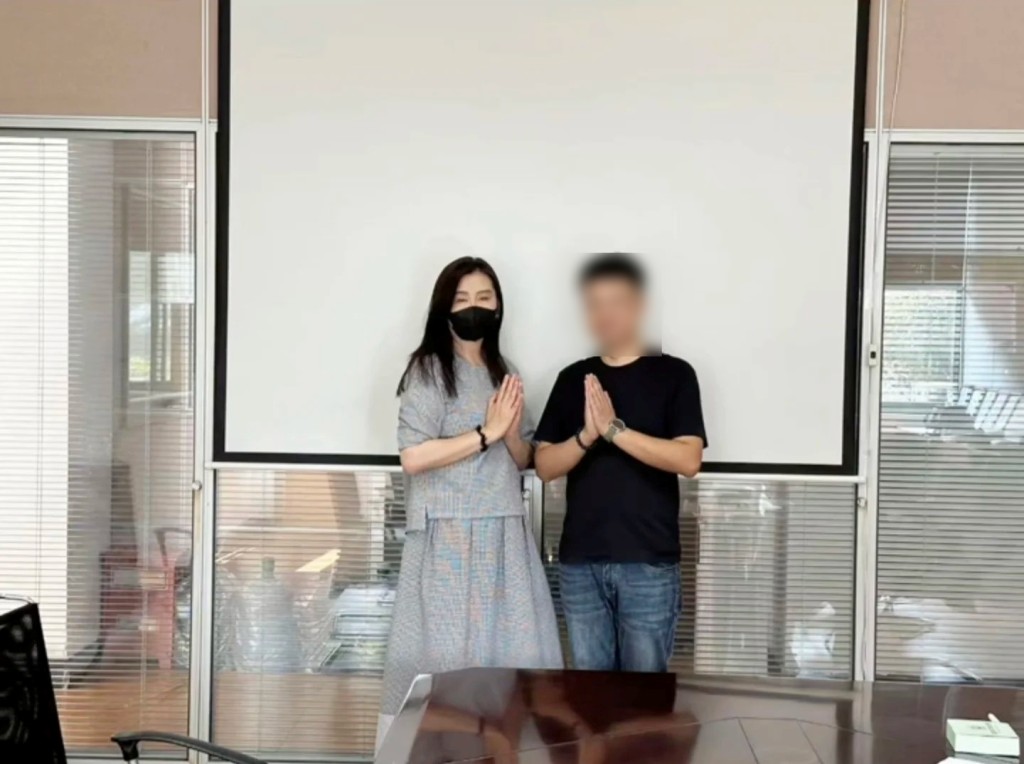 當時王祖賢仍然戴着口罩與網民合照。