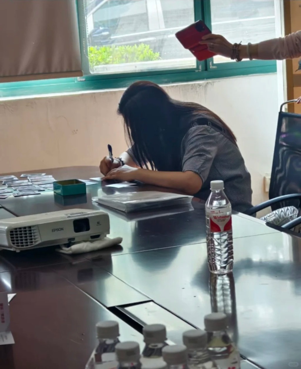 王祖賢應粉絲要求,為其簽名。