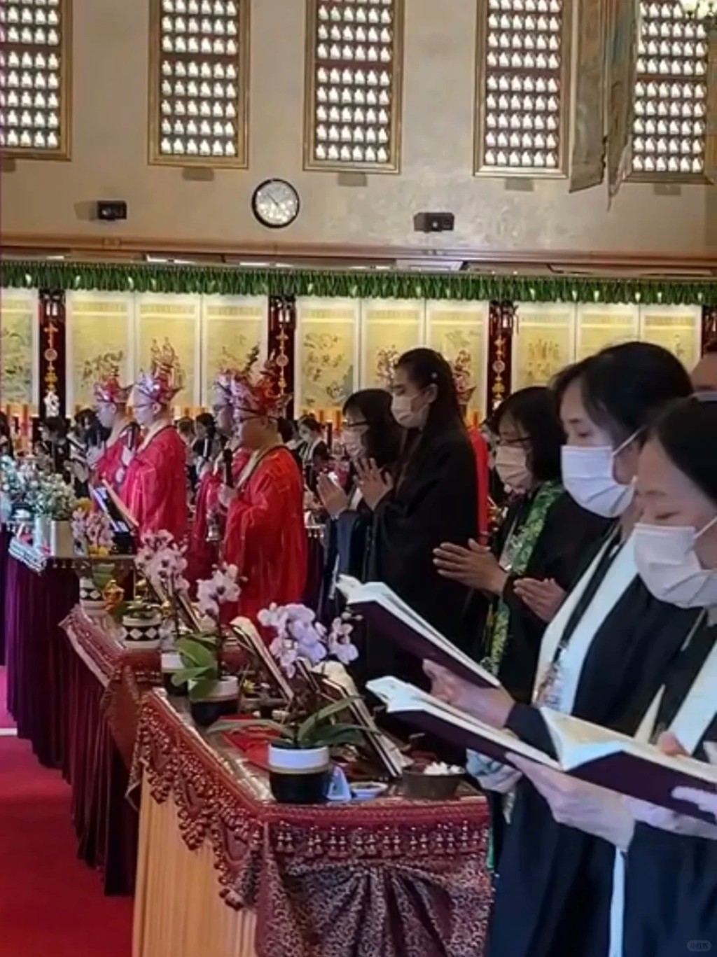 王祖賢穿上佛教服飾,束起兩側秀髮,雙手合十誠心參拜及誦經。