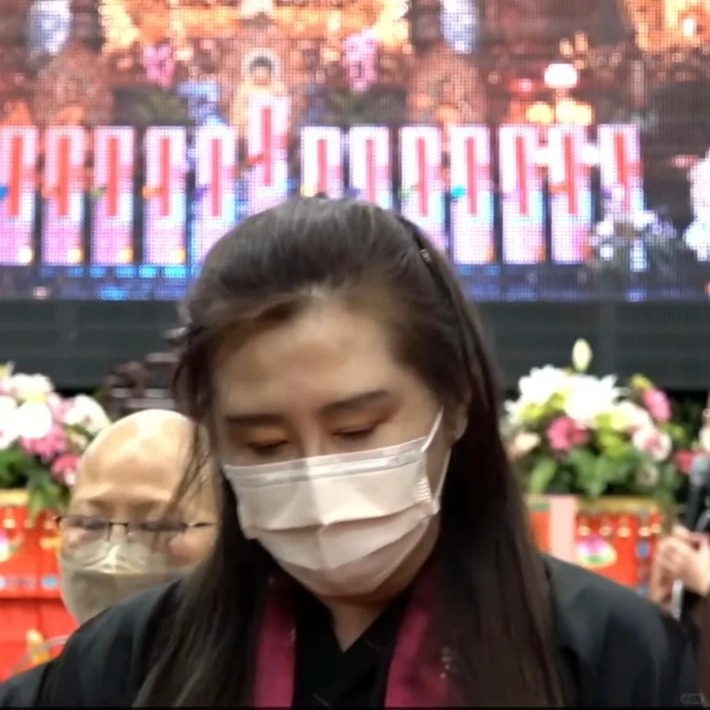 有眼利網民指出,王祖賢的姿勢有點縮頸彎背。