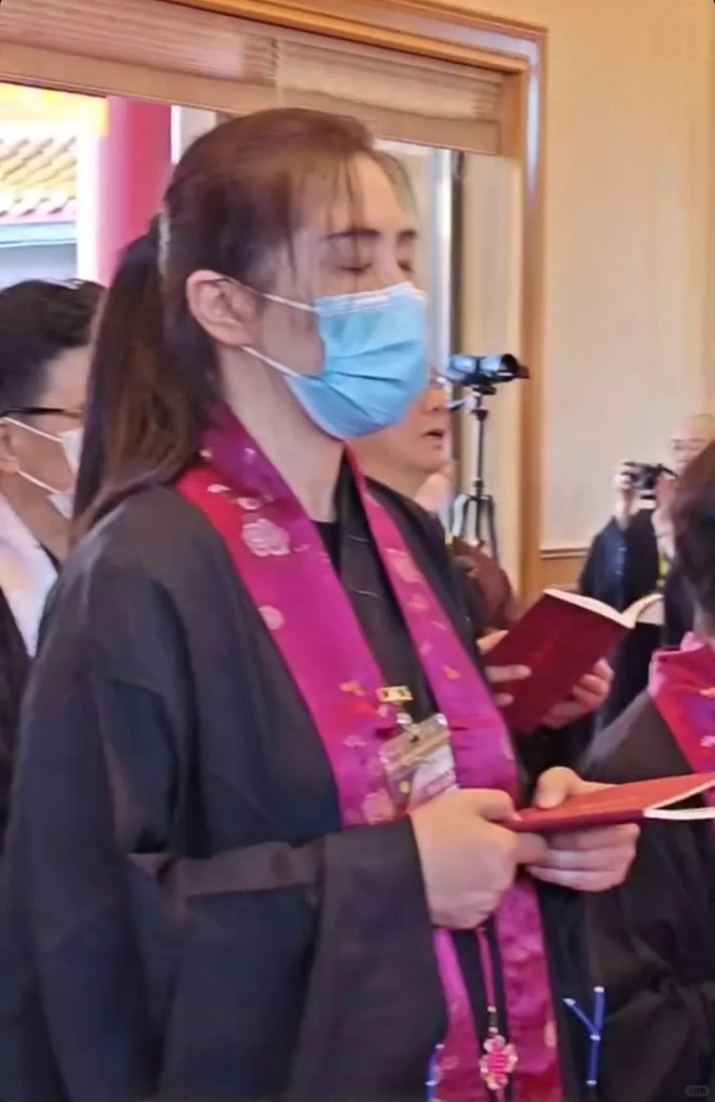 有網民在小紅書分享了一組王祖賢在水陸空大法會的照片,可見她閉目專心念經。