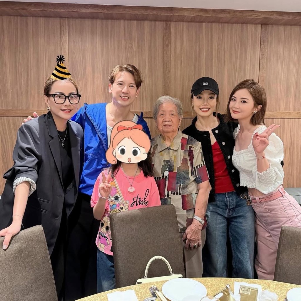 蔡卓妍在IG分享的合照中,為Mani加上派對帽。