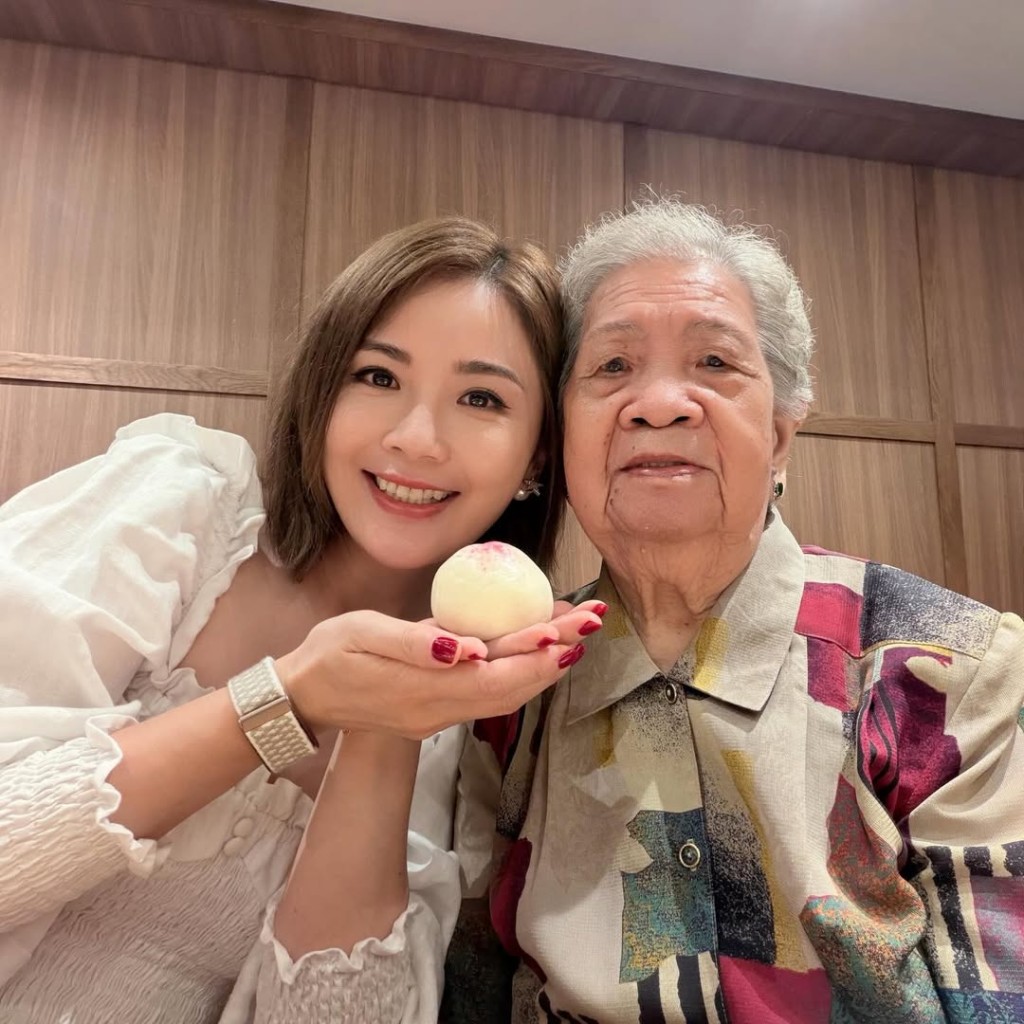 蔡卓妍的嫲嫲已滿100歲。