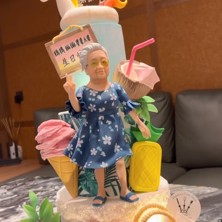 蛋糕上是蔡卓妍嫲嫲充滿活力的卡通形象。