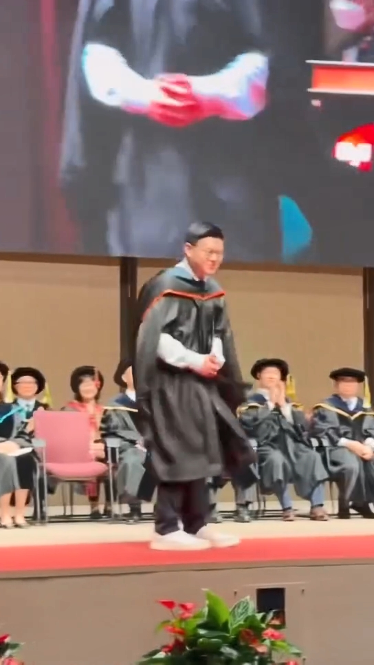 林孝能身穿畢業袍。