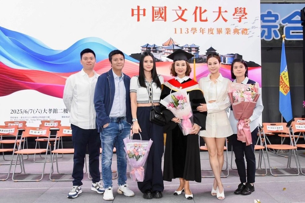 謝玲玲的五名子女一同赴台灣,見證媽媽獲頒名譽博士榮銜。