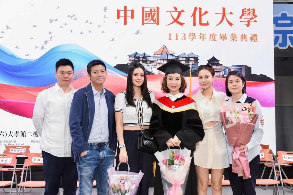 謝玲玲的五名子女抽空到台北出席媽媽的畢業典禮。