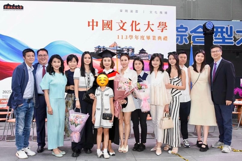 謝玲玲的子女及弟妹全家到場,分享她人生的重要時刻。