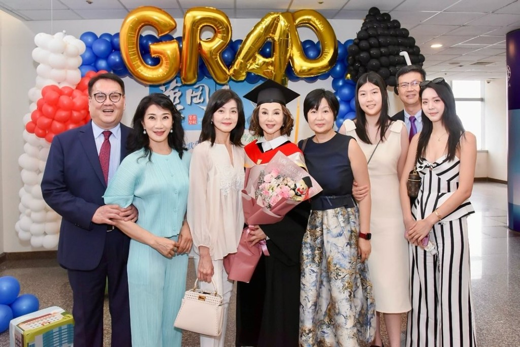 謝玲玲與家人合照,充滿溫馨儀式感。