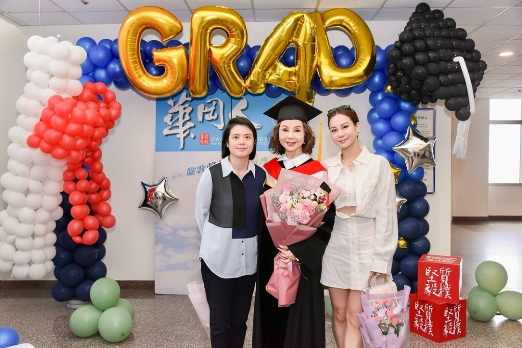 謝玲玲與兩名女兒合影。