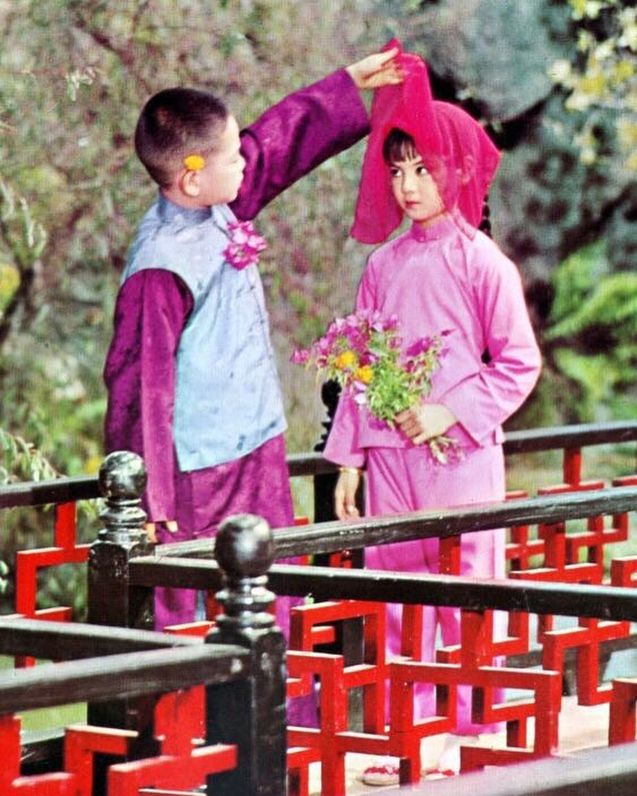 謝玲玲當年擊敗超過一千名小朋友,獲選演出1964年的《婉君表妹》,飾演婉君的童年。