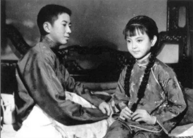 當時年僅8歲的謝玲玲(右)憑《婉君表妹》奪得第四屆金馬獎最佳童星獎。