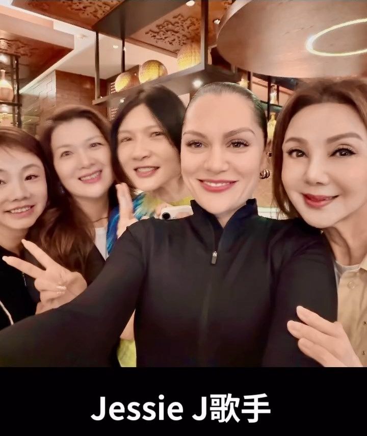 謝玲玲曾分享在長沙的酒店巧遇參與《歌手2026》的Jessie J(右二)。