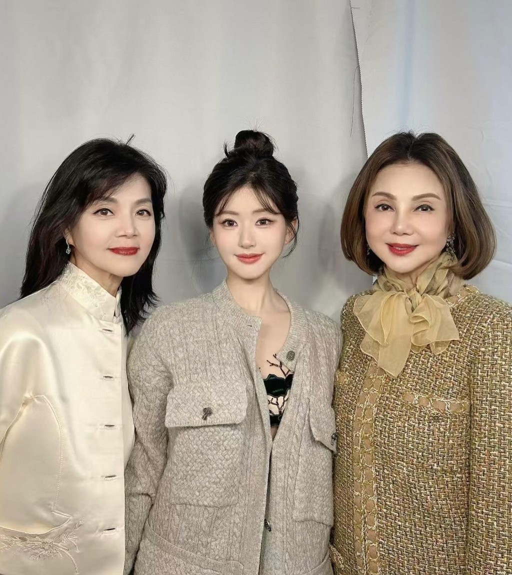 謝玲玲(右)去年2月分享了與內地知名女星趙露思(中)的合照。