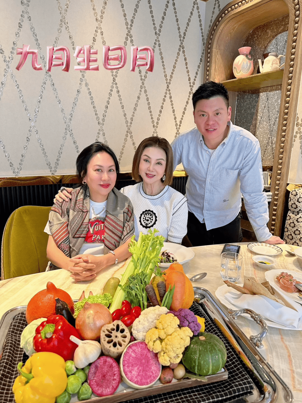 謝玲玲生日時與兒子林孝能,以及前夫胞兄林建名的女兒林煒珊一同切蛋糕慶祝。