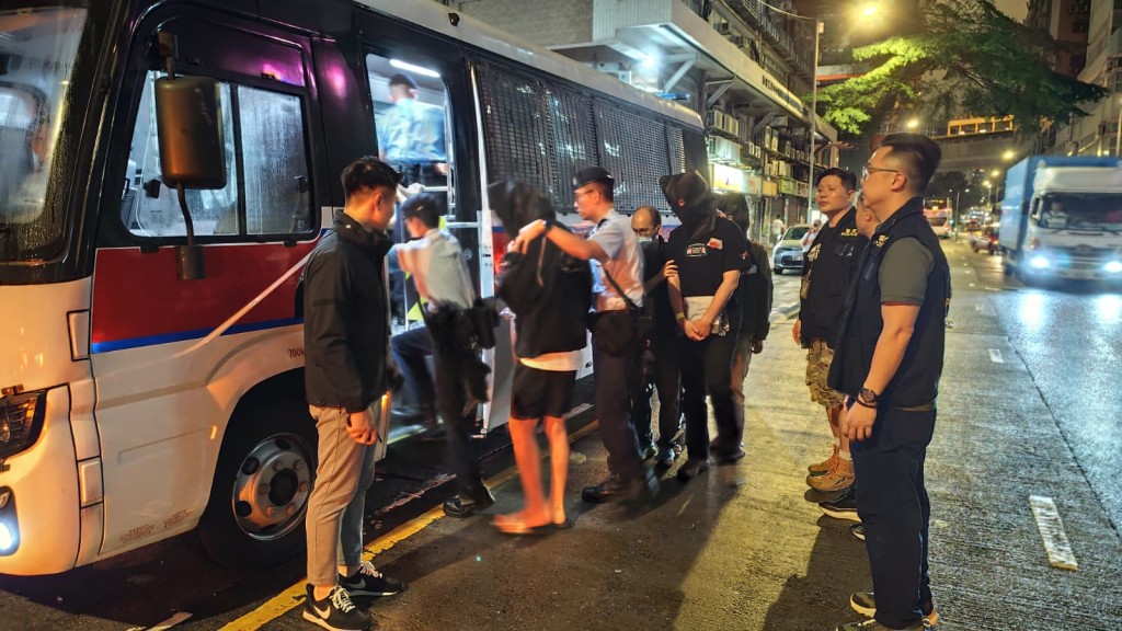 深水埗工業大廈地下撲克賭場遭警方搗破 72人被捕