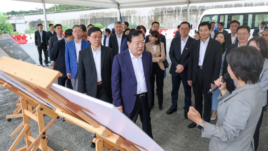 夏寶龍訪港第二日行程展開 將參觀新皇崗口岸及貨櫃碼頭