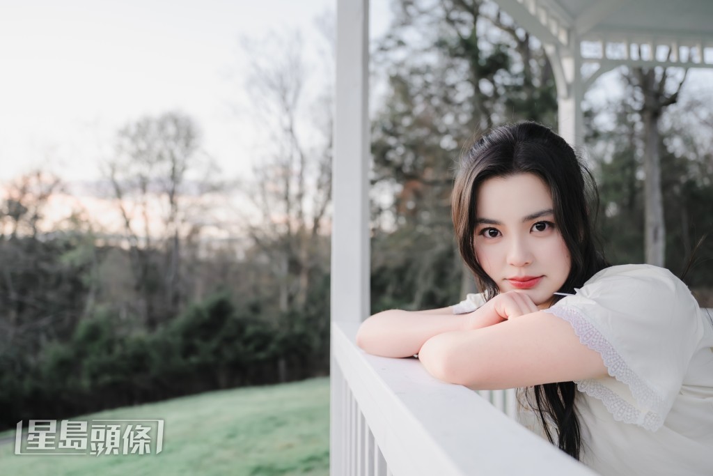 她選擇堅持兩者兼顧,相信在美國吸收的知識,對其演藝發展亦有裨益。