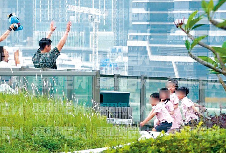 這日羅子溢、楊茜堯貼地出席囡囡幼稚園畢業活動，與大家打成一片。 《東周刊》圖片