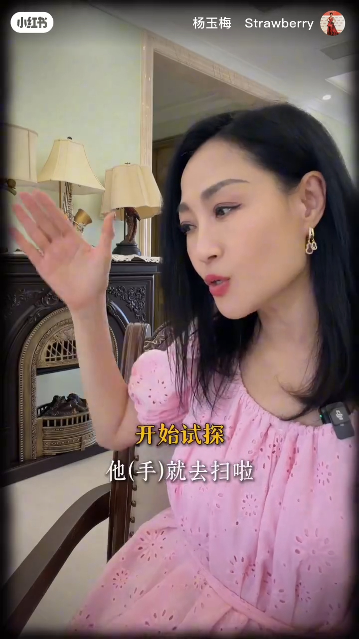 楊玉梅透露,曾有電影公司老闆在K房對她「抽水」。
