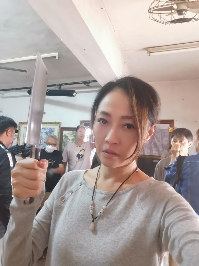 雖然真刀已用膠紙封口,但楊玉梅頸上依然留下不少刀痕。