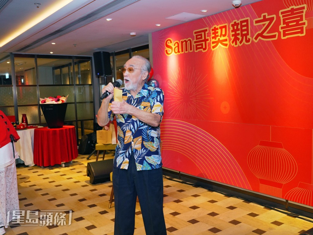 盧海鵬上台獻唱,為宴會助慶。