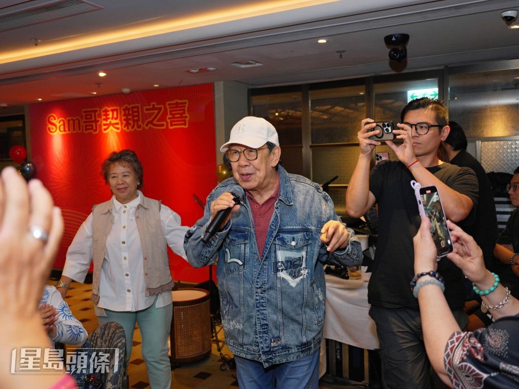 修哥胡楓亦興致勃勃上台合唱。
