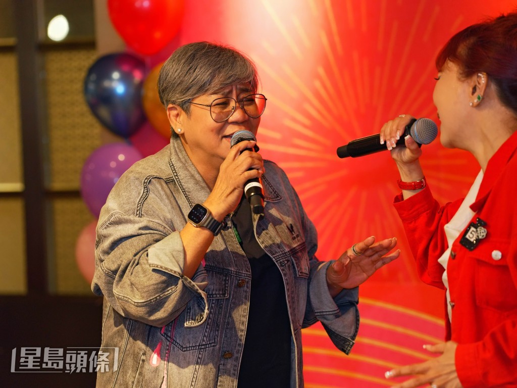 「黑妹」李麗霞在台上獻唱助興。