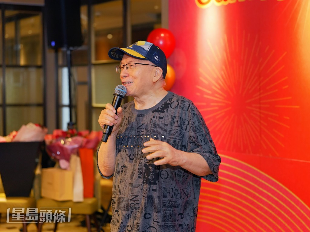 Joe Junior在宴會上獻唱歌曲。